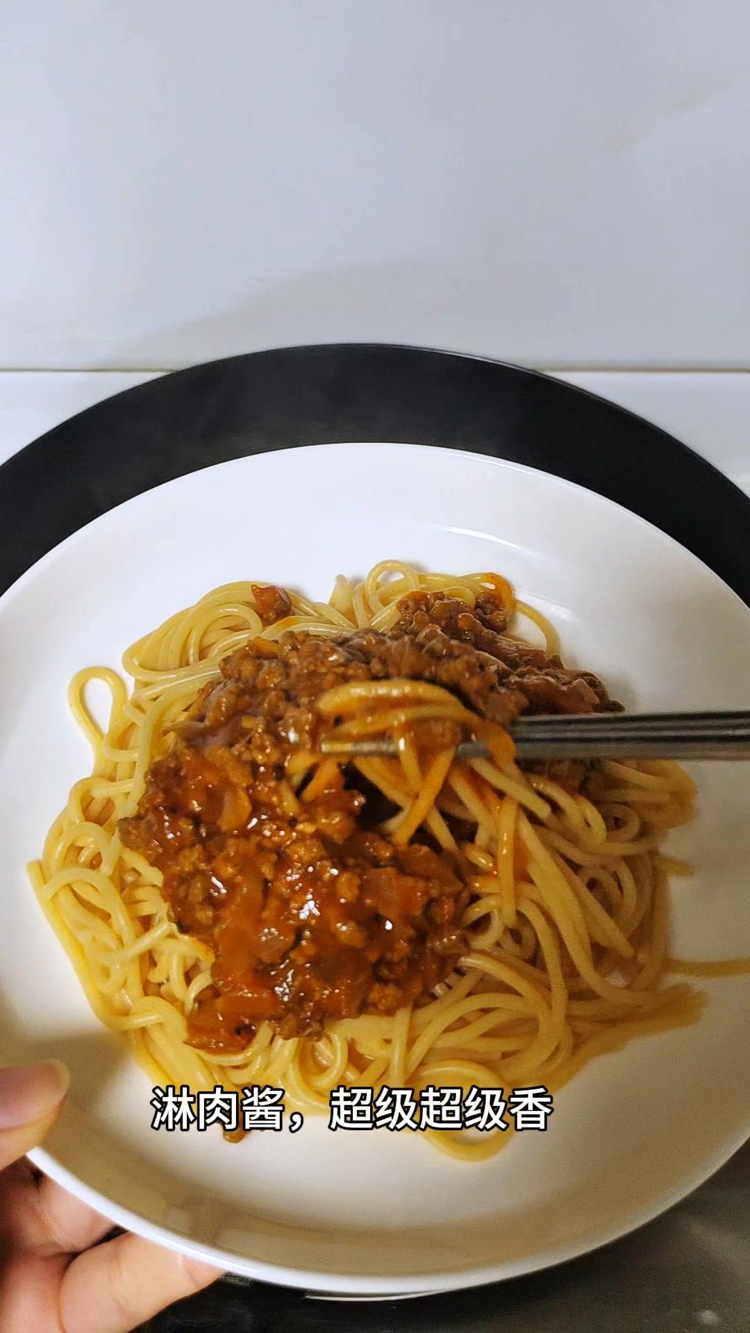 🍝学会这个番茄肉酱面，孩子再没有出去吃过！

1️⃣准备材料：黄油、猪肉或牛肉