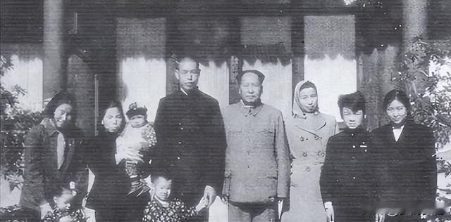 堂弟隐姓埋名当会计，却被当成贪污犯抓起来，被逼无奈道出惊天秘密
 
1953年毛