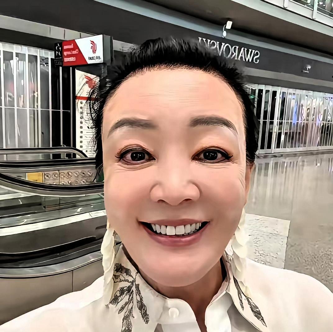 老人回京生日事，孙子为何悄无声，众人猜不透。
那个老人回了家，从台湾回来了，五月