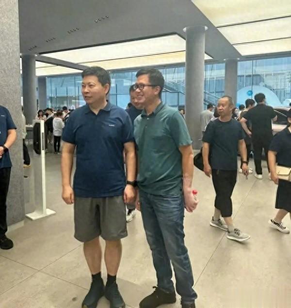 余承东现身深圳华为线下体验店

网友：别逛了，赶紧补货[狗头]