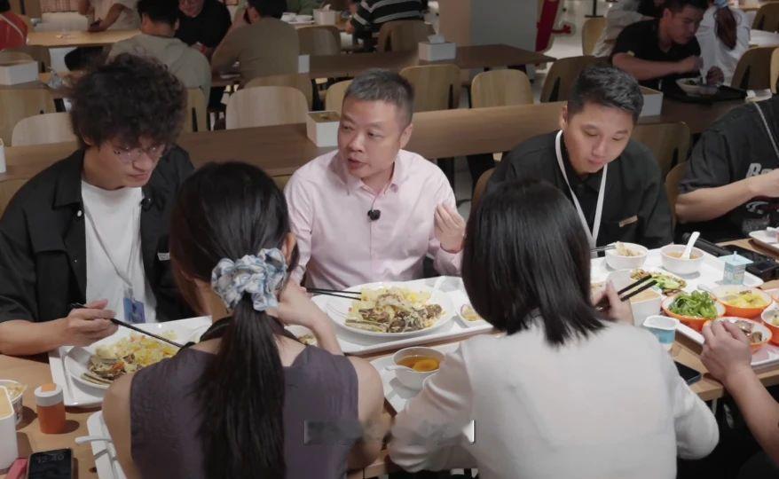 何小鹏：餐饮最难保证干净的就是水