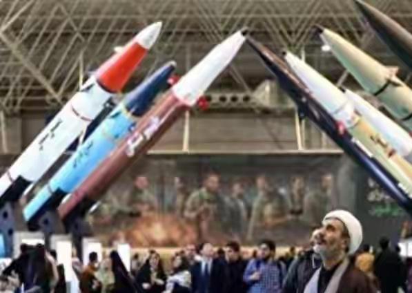 不应该呀，美军伤亡4人，有点造假，伊朗导弹雨把4座美军基地炸成火海……

从特朗