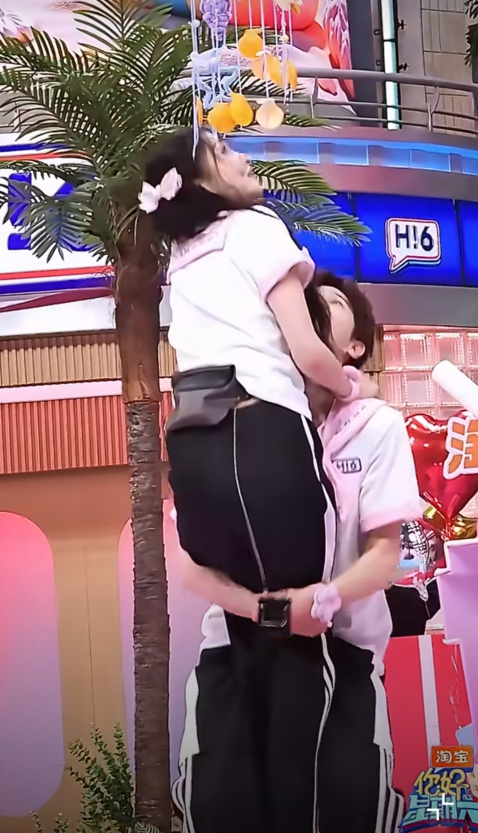 李昀锐对关晓彤说余生都是你 关晓彤李昀锐怎么可以这么甜，互动太自然了吧，晴也邢武