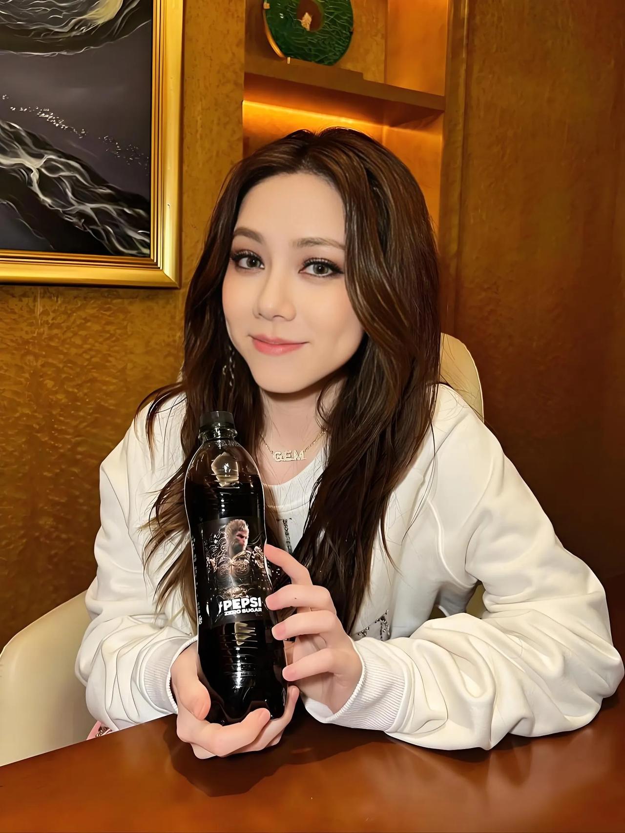 2025年8月11日，邓紫棋在播客中透露，她2019年通过信徒圈层引荐，机缘巧合