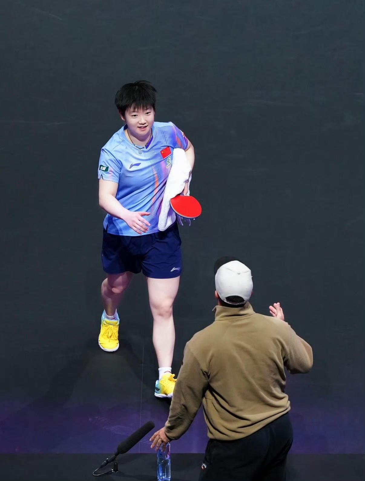 赛场的灯光落在她身上，连带着整个场馆都变得明媚起来。

带着笑意走来的孙颖莎，手