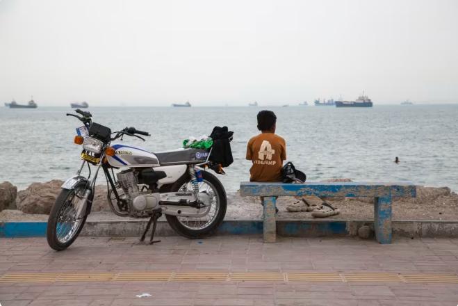 随着霍尔木兹海峡的持续封闭，联合国国际海事组织（IMO）发出警告称，被困在海峡内