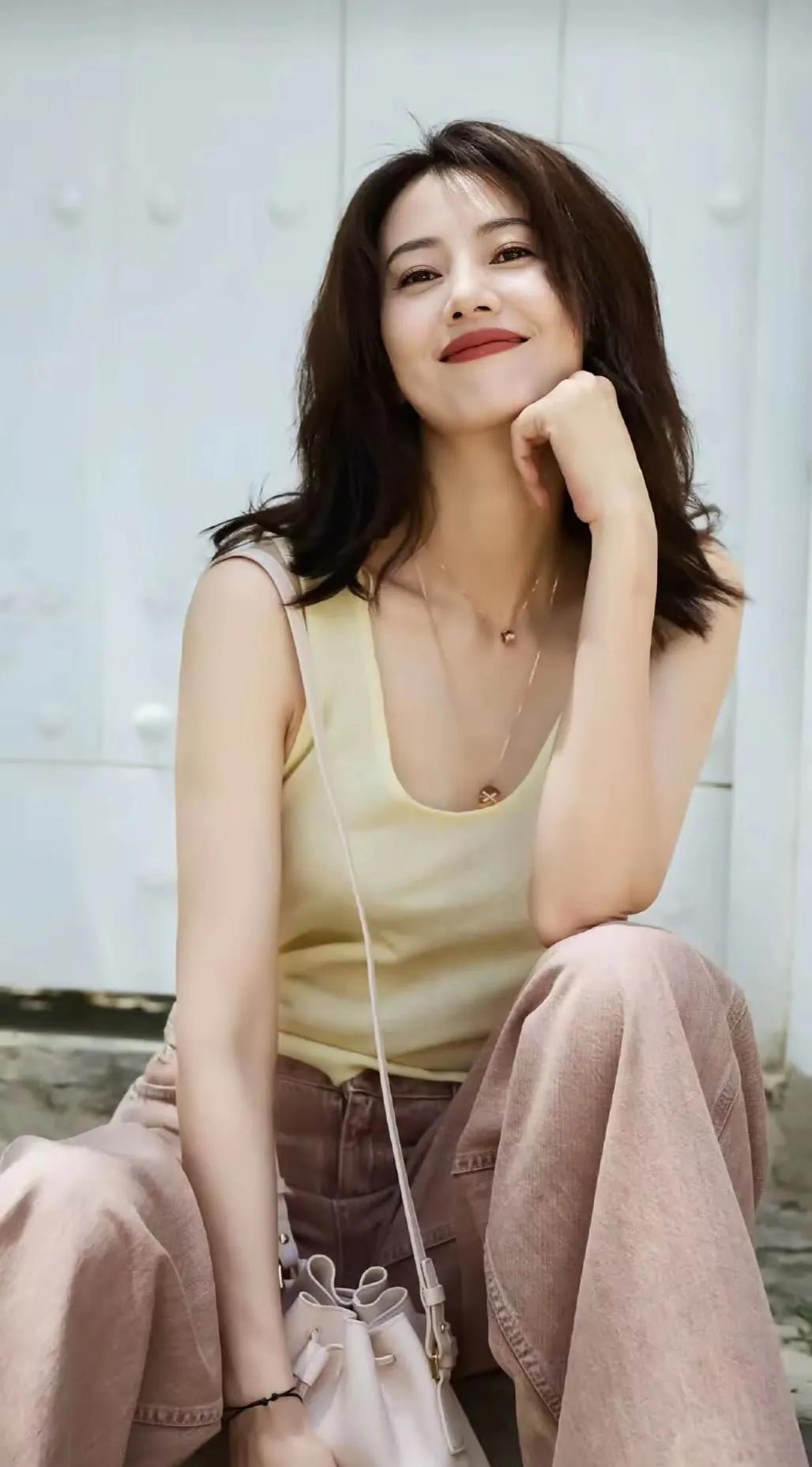 高圆圆夏日私服太治愈！浅黄背心+豆沙阔腿裤，清爽温柔，松弛感直接拉满☀️
高圆圆