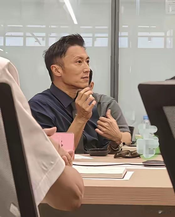 谢霆锋素颜曝光，网友：这在我们村都难找对象
我笑了，人家对象是王菲
所以说啊，帅