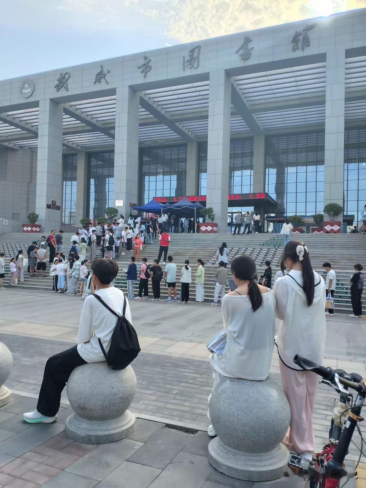 这么热的天主动去图书馆看书，都是爱学习的好孩子[赞]