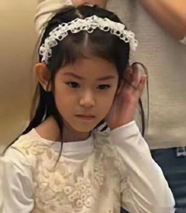 林心如女儿好漂亮啊。。。长得像谁呢 
