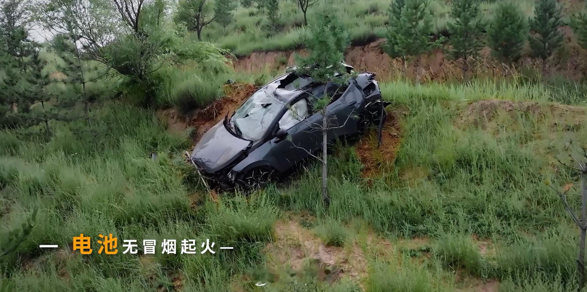 这两年比较流行官方各种“砸”车，这次领克Z20就來了个在通电状态下以 80km/