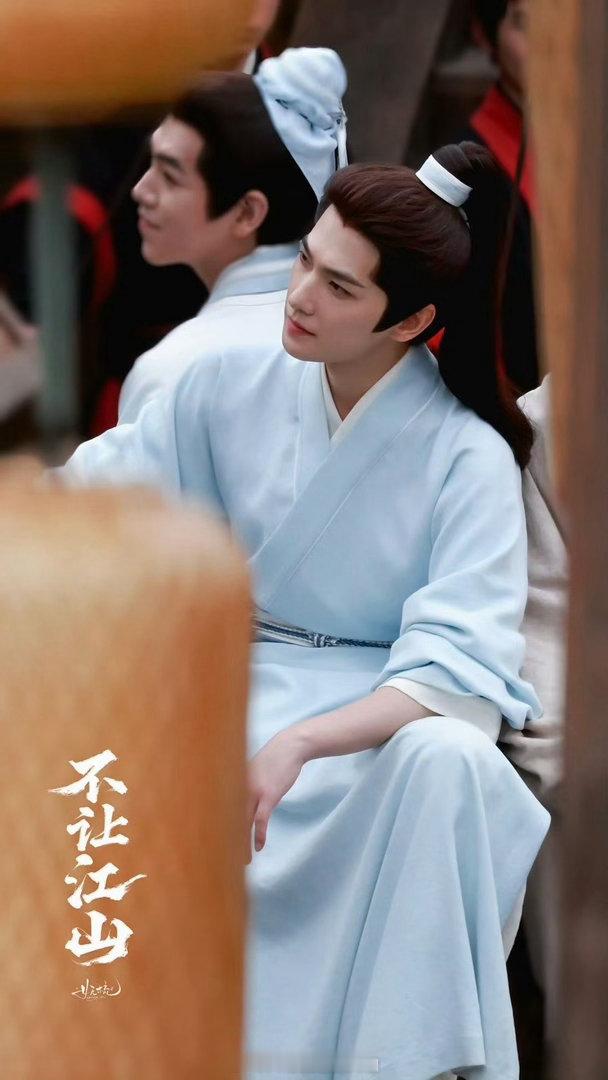 杨洋周洁琼不让江山跳舞路透杨洋在不上江山片场好嗨啊也啊也，就是说看到杨洋在电视剧