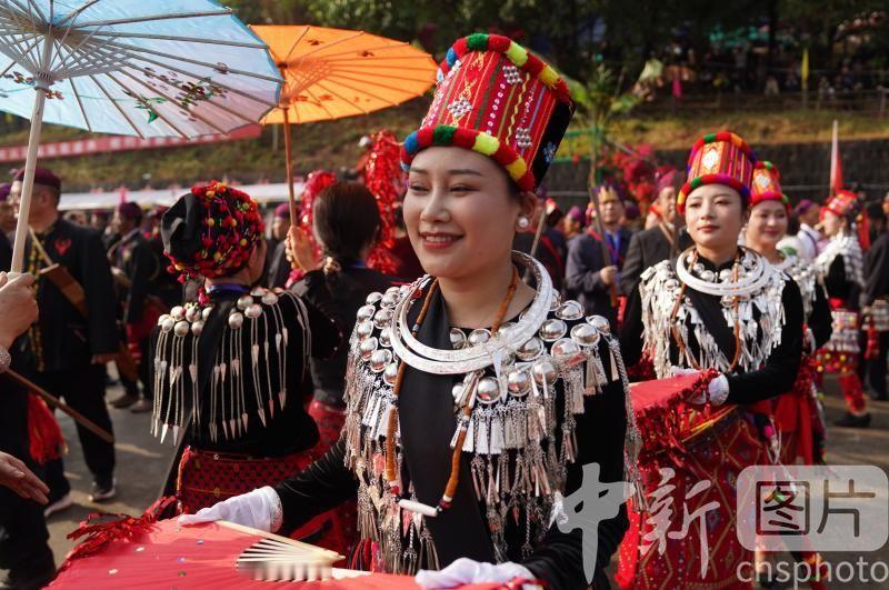 我认为不会
AI“假唱”带火真非遗：当目瑙纵歌遇上算法
近日，一段呈现云南景颇族