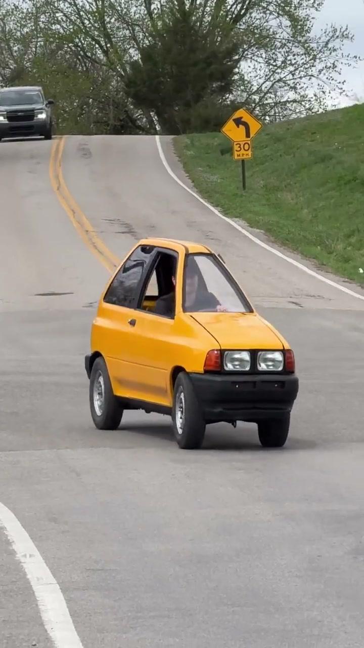 你见过只剩一半的车在路上跑吗？有人真这么干了，只留驾驶座那半边就开上路。最绝的是