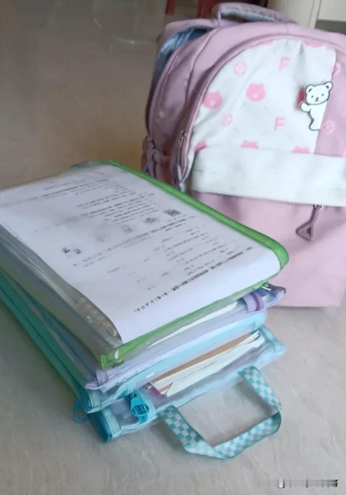 时间过得真快。
转眼间，
外孙女开始期末复习了。
趁着周末，
我帮她整理书包。