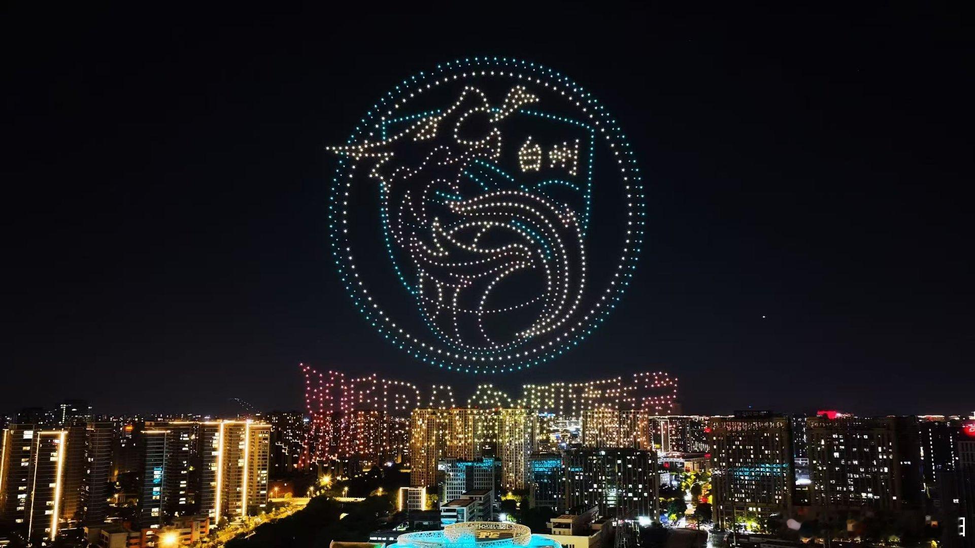 浙江运河的无人机秀太震撼了河水缓缓流动，夜空光影流转不停。拱宸桥、大国重器轮番亮
