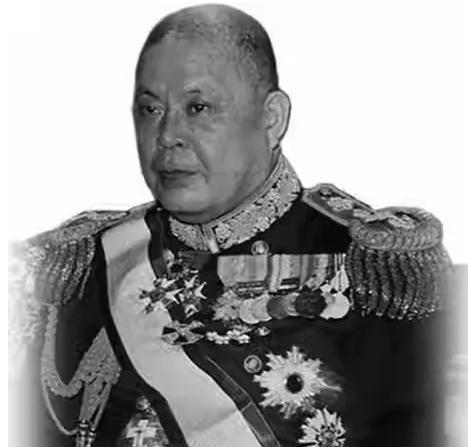 1941年2月，日本海军大将大角岑生乘坐运输机，从广州出发由6架战机护航前往海南