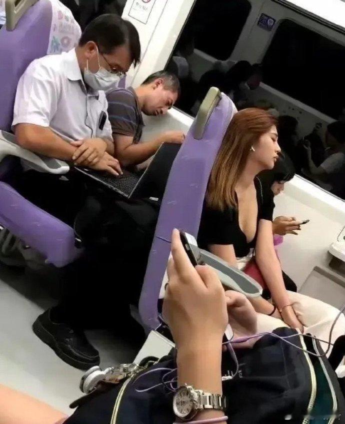 不知道为什么，脑袋总是不自觉的往右边斜 ​​​