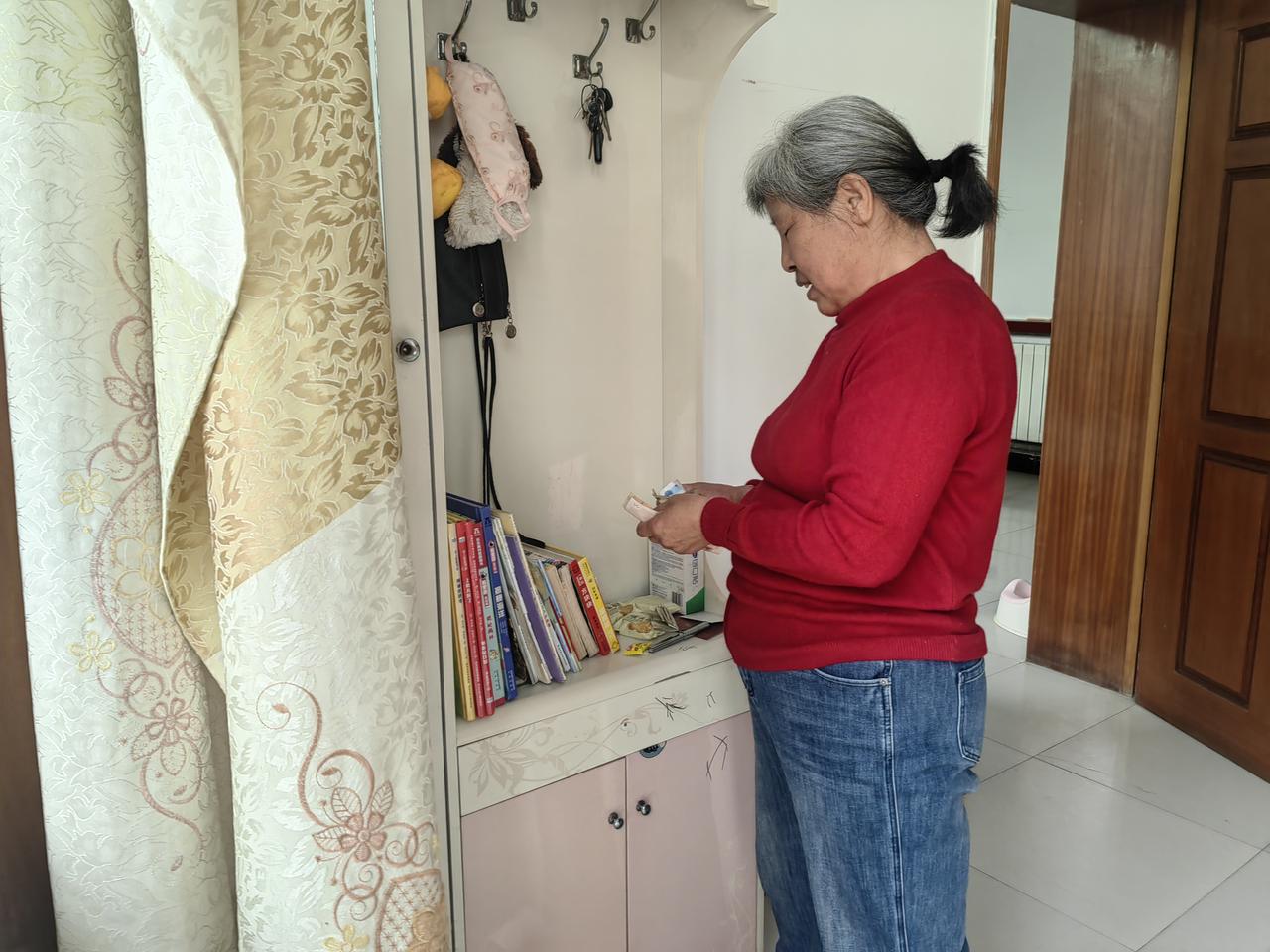 今天下午三点多，老伴高高兴兴进了门，一进门就掏出兜里的钱数了起来。
我不用猜就知