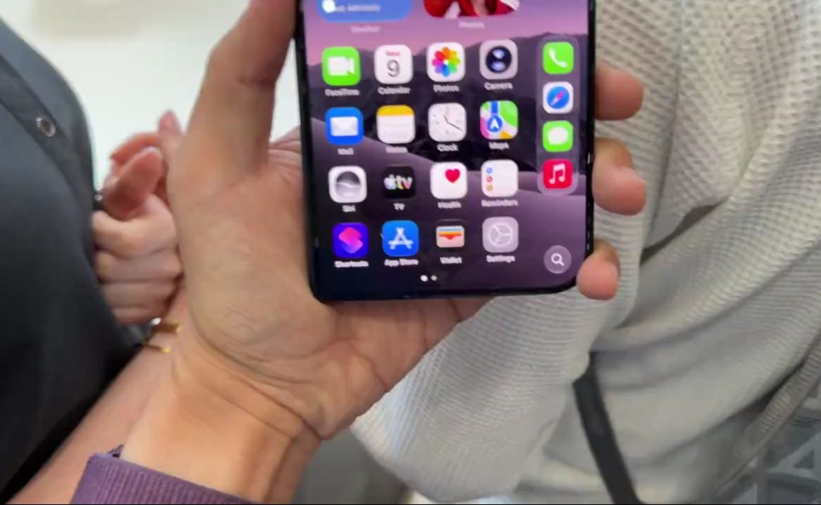 iPhone Duo 真机上手：最强折痕控制 + 纳米纹理屏！这就是苹果第