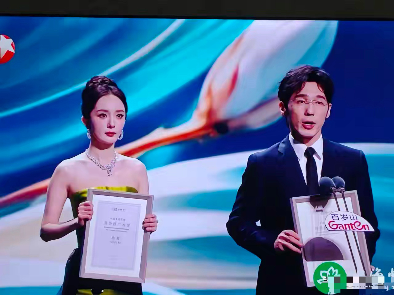 难怪杨幂从提名晚宴但颁奖礼看起来都不太高兴，好不容易提名，也拿不到奖，拿了也要被