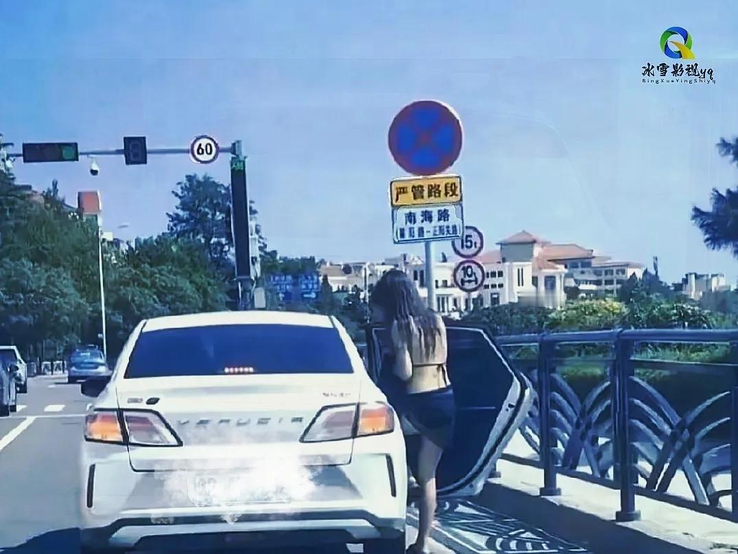 拿块布一系，就是一件衣服，太方便了！

这样的时尚服饰，这样的美人，若是坐在车上