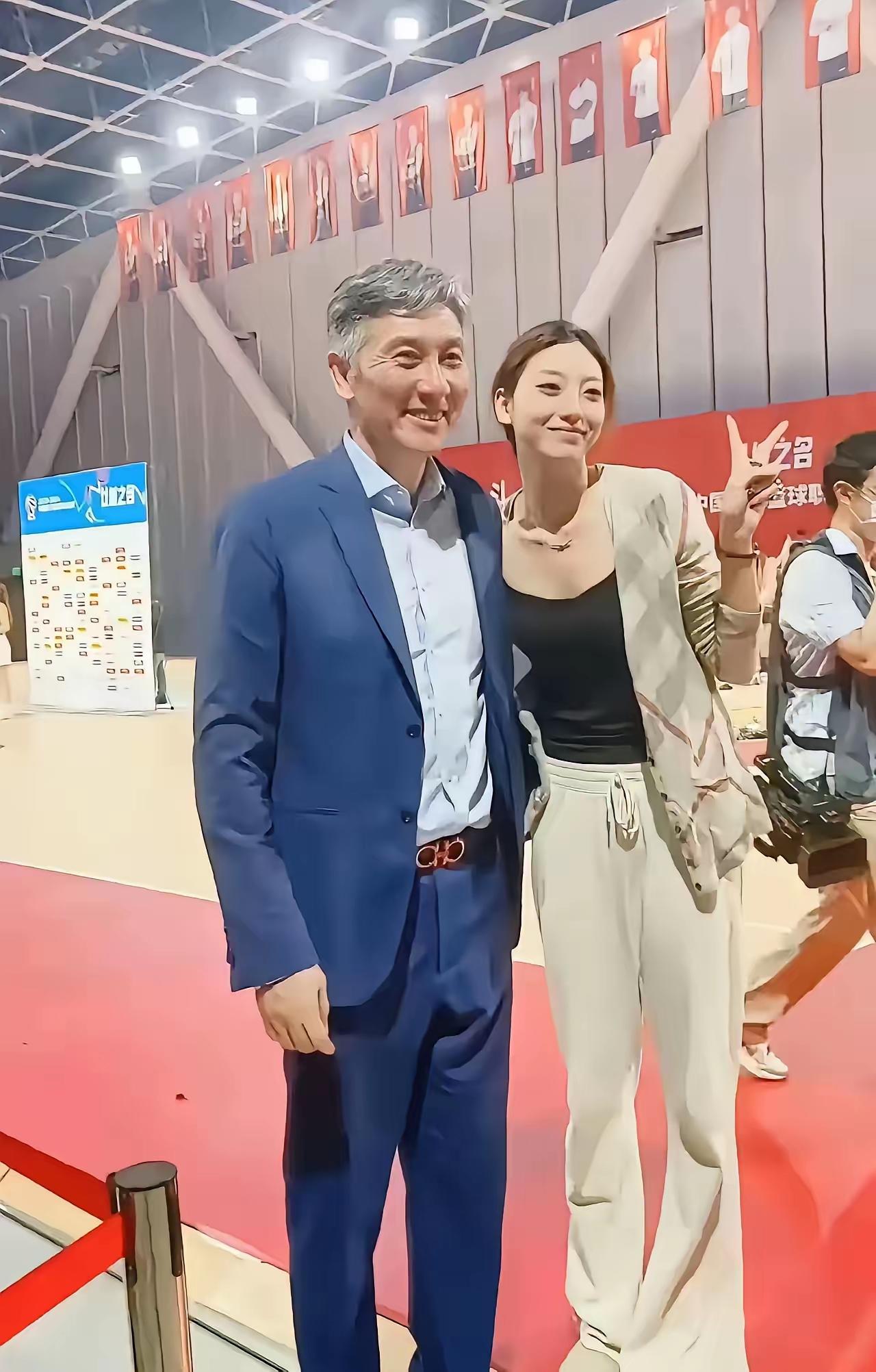 【近日深圳队主教练郑永刚心情大好，带队时隔三年再次杀进季后赛四强，女儿来到比赛现