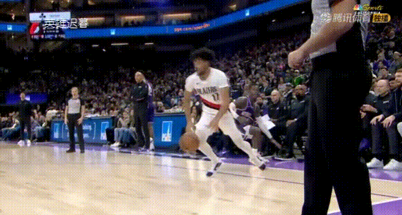 退役之扣——夏普泰山压顶式隔扣威少！
太残忍了，威少还想造进攻犯规呢，结果小子不