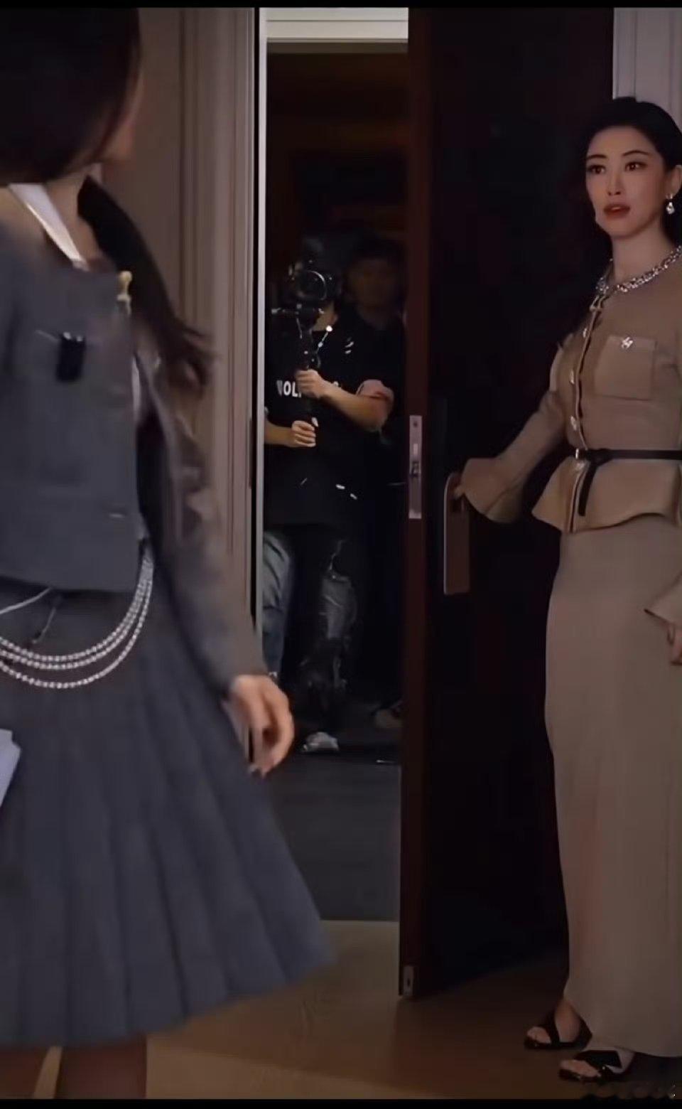 朱珠工伤朱珠情商太高了翁青雅的仇人看到都释怀了  11月2日，演员接受主持人的采