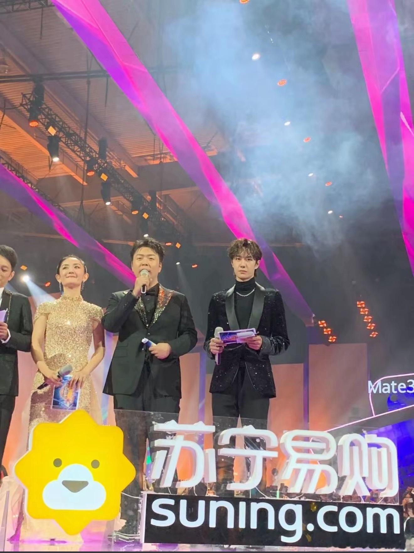 王一博看镜头 