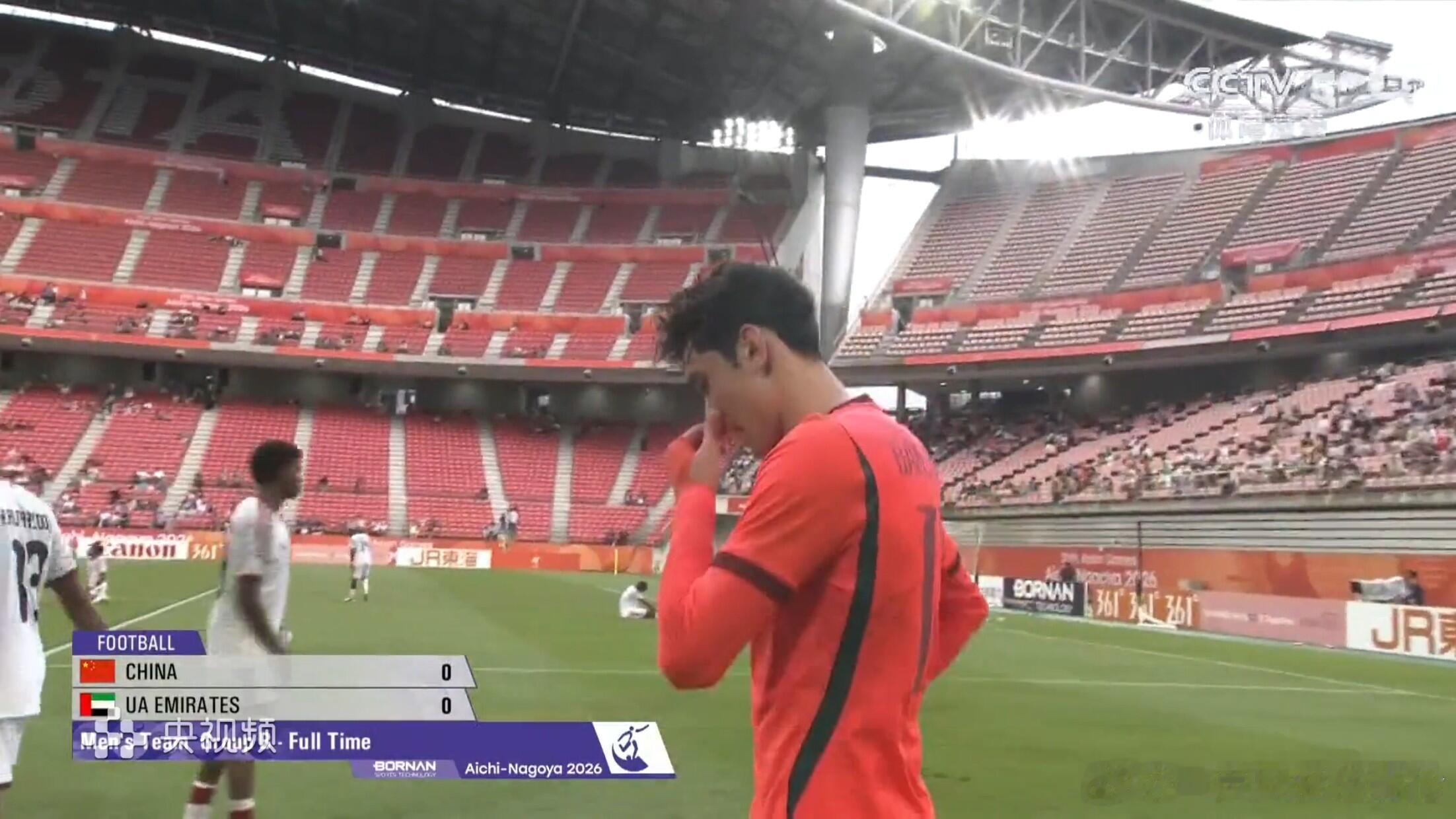 中国U23男足vs阿联酋U23判罚引争议u23男足阿联酋球员跪地申诉裁判U23国