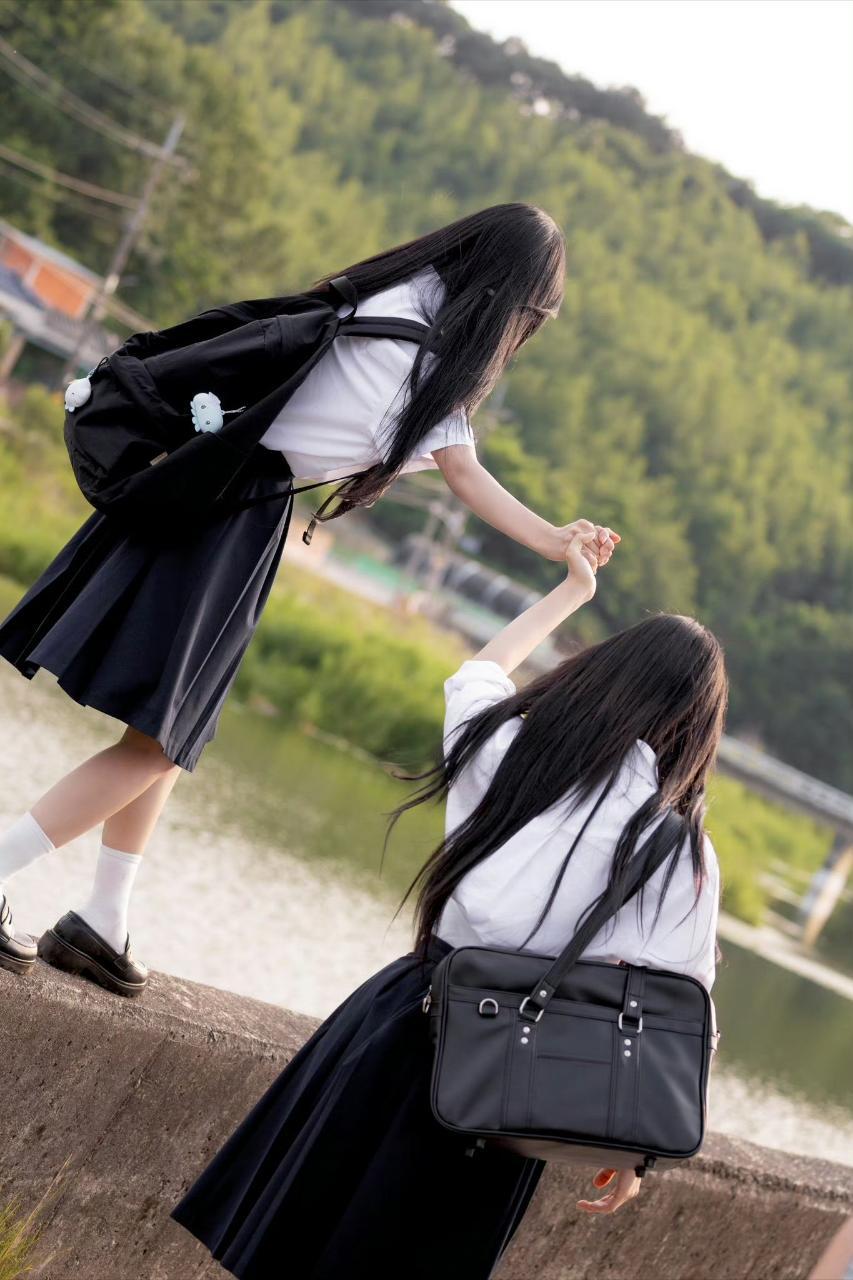宝宝投稿，想问问有没有女豆更多类似这张图的双人照片，露脸不露脸都可以，想拿来做壁