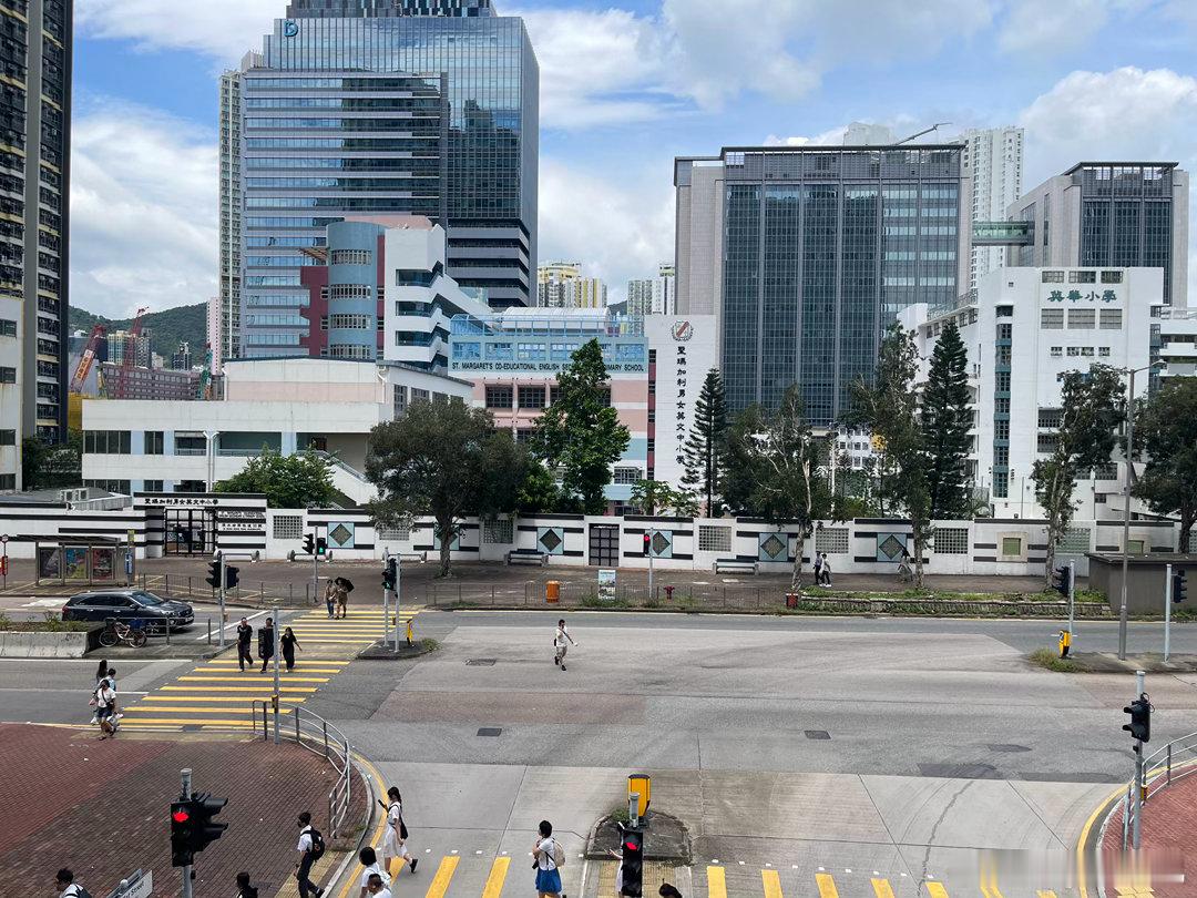 来香港看房了，虽然港房楼龄旧了，三四十年了，但是维护得相当好，外立面崭新如一最近