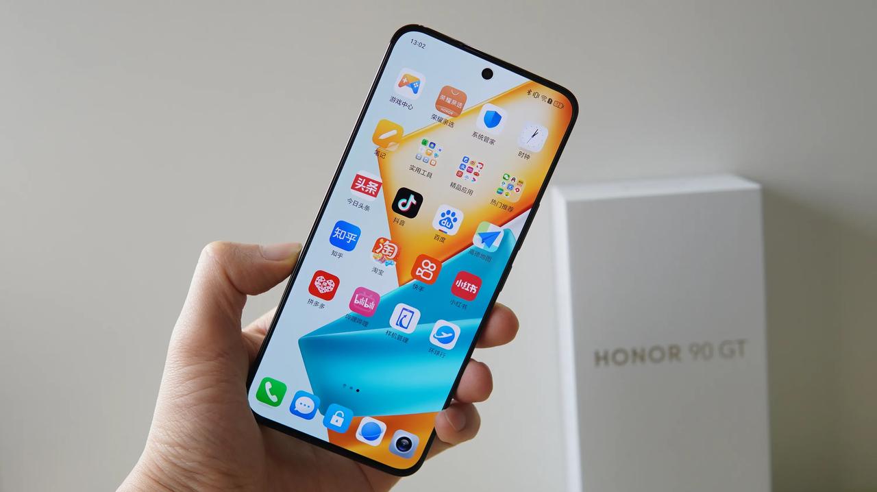 荣耀90GT手机时尚又实用！

外观简约大方，手感舒适。屏幕显示清晰，色彩鲜艳，