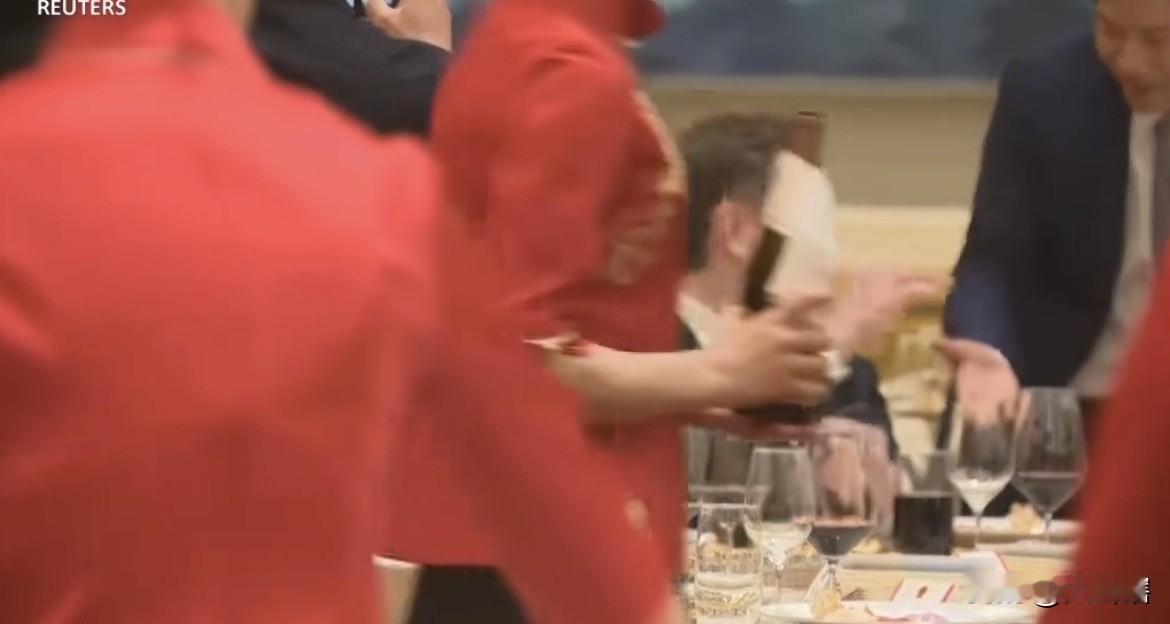 礼仪小姐来的真不是时候，珍贵瞬间就这样没了！
宴会中，国内著名企业家雷军正缓缓向