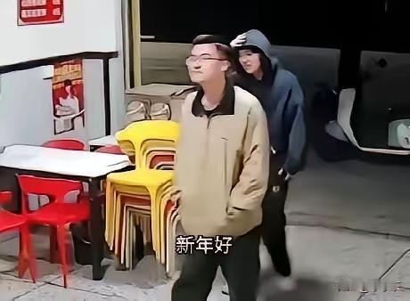 2月18日，广西玉林，两个小伙到店里吃饭，店主的小女儿对两个小伙说:“哥哥，新年
