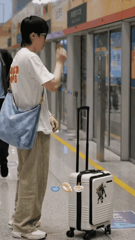 大头实至名归：
帅呆了
酷毙了
简直没法比比喻了！
俗话说：
人帅是天意
球帅靠