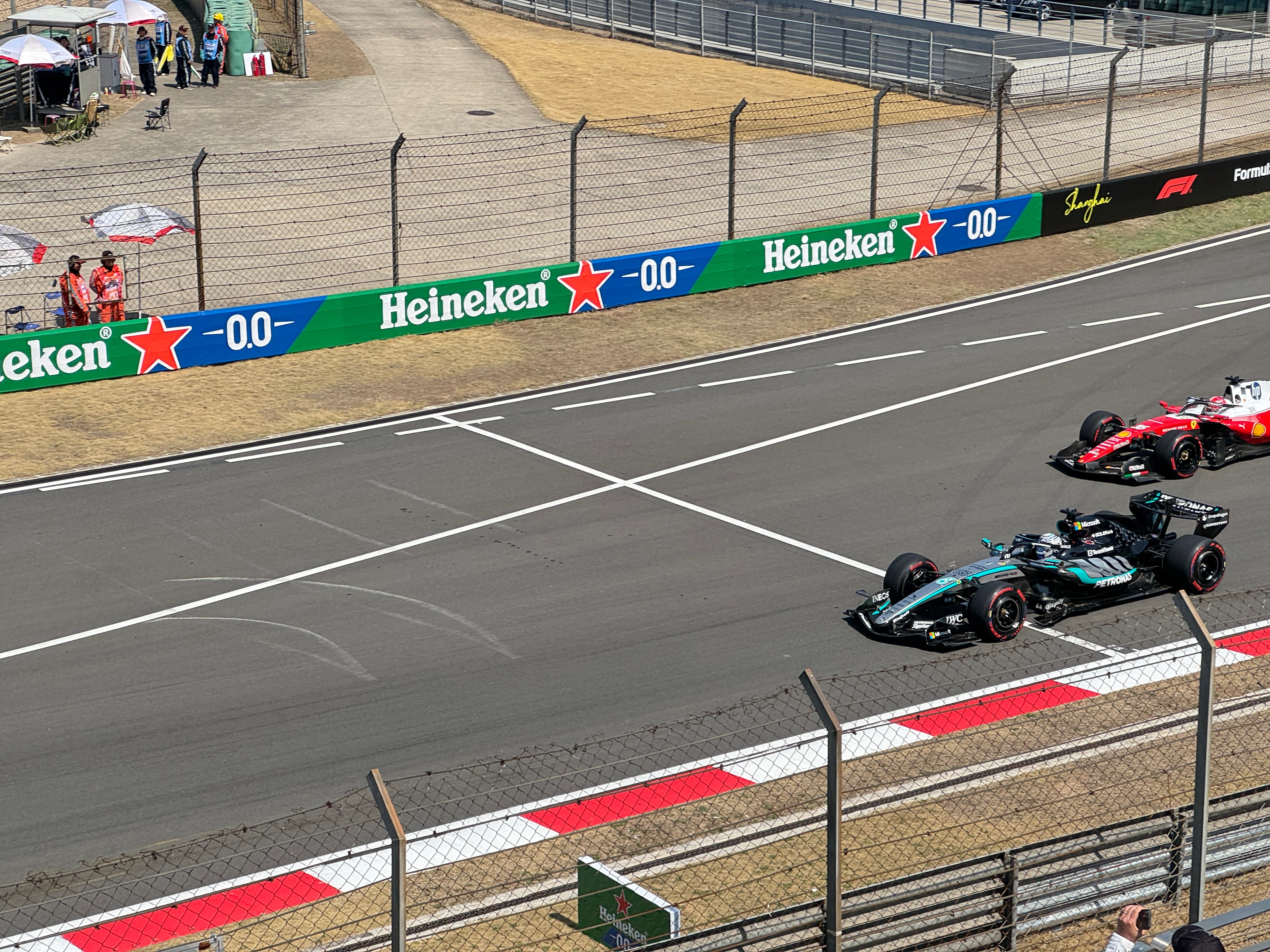 吴艳妮为拉塞尔颁奖乔治·拉塞尔！这周在上海国际赛车场是最亮的仔，拿下F1中国大奖