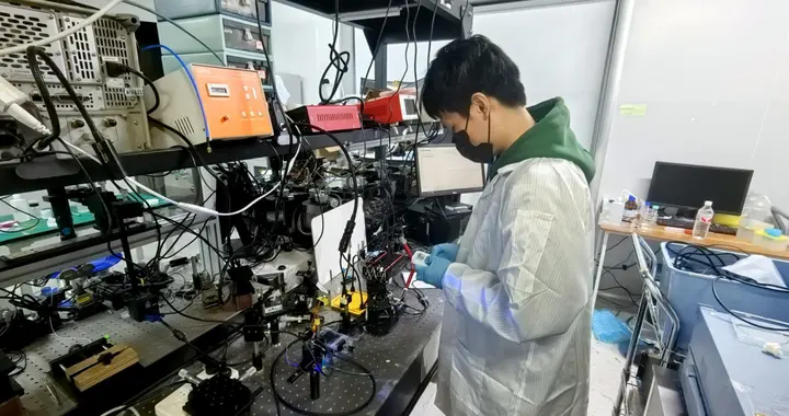 不用算法不费电，深大造出纯光域自学习材料，边缘计算再添新利器