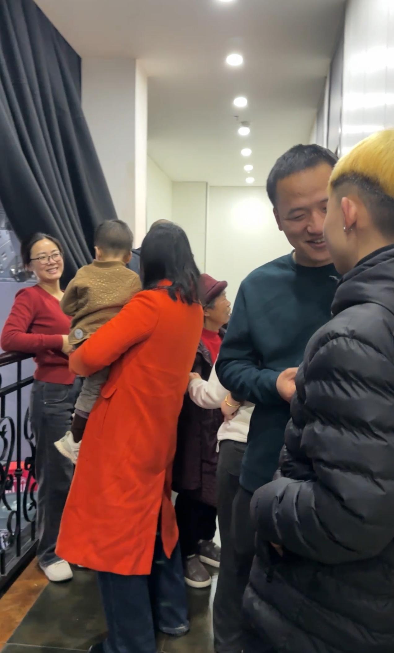 回村第一件事就是搂大席！
我们一家三口提前回老家就是为参加亲戚家喜事，大冲又没出