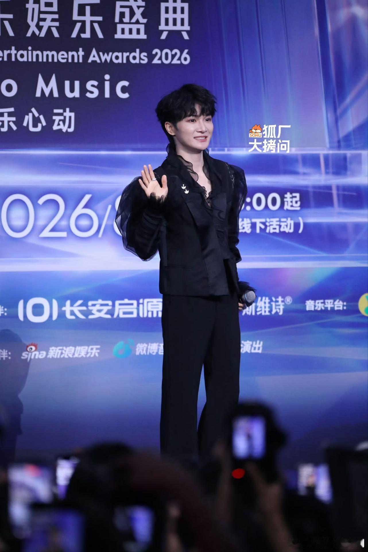 周深穿未完成作品走红毯 救命 周深这套红毯造型真的好敢啊！未完成的设计直接搬上红