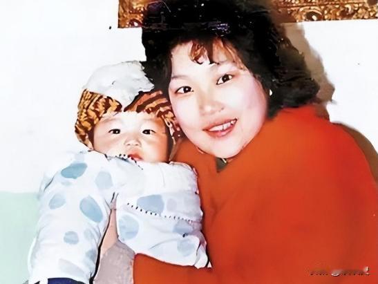 1988年，武汉1女老师挺孕肚上课，突然腹痛不止，丈夫赶来一看，高兴说：要生了。