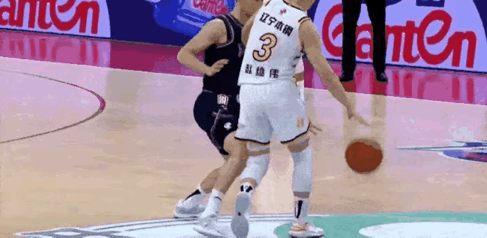 杜锋啊！你要管一管你的弟子了。
先是徐杰，虽然大家叫你徐中锋，但你身高毕竟只有1
