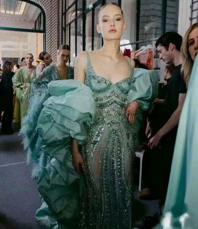 第一眼看过去，你觉得内娱哪个女明星能驾驭这条裙子？ 