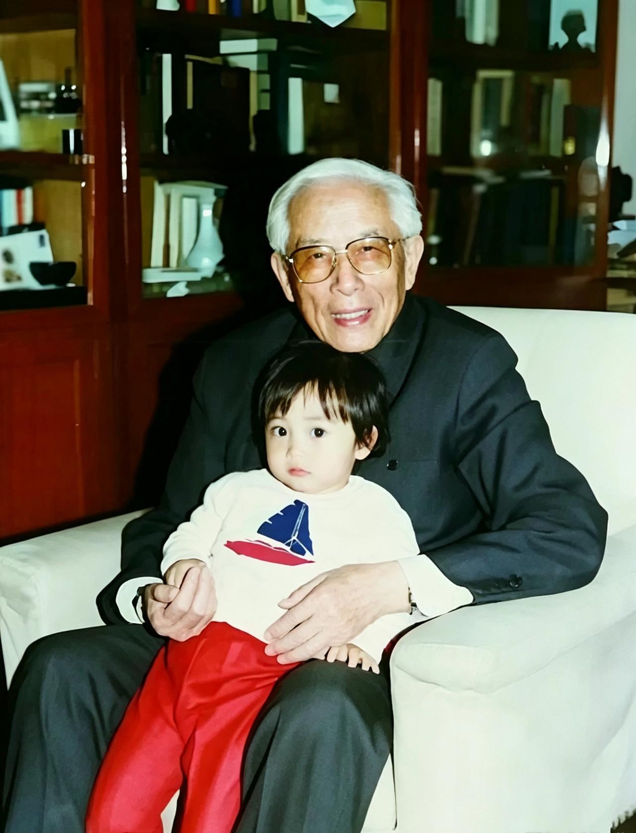 80年代，周培源和重孙梁周洋的合影，她是林徽因的挚友，也是亲家