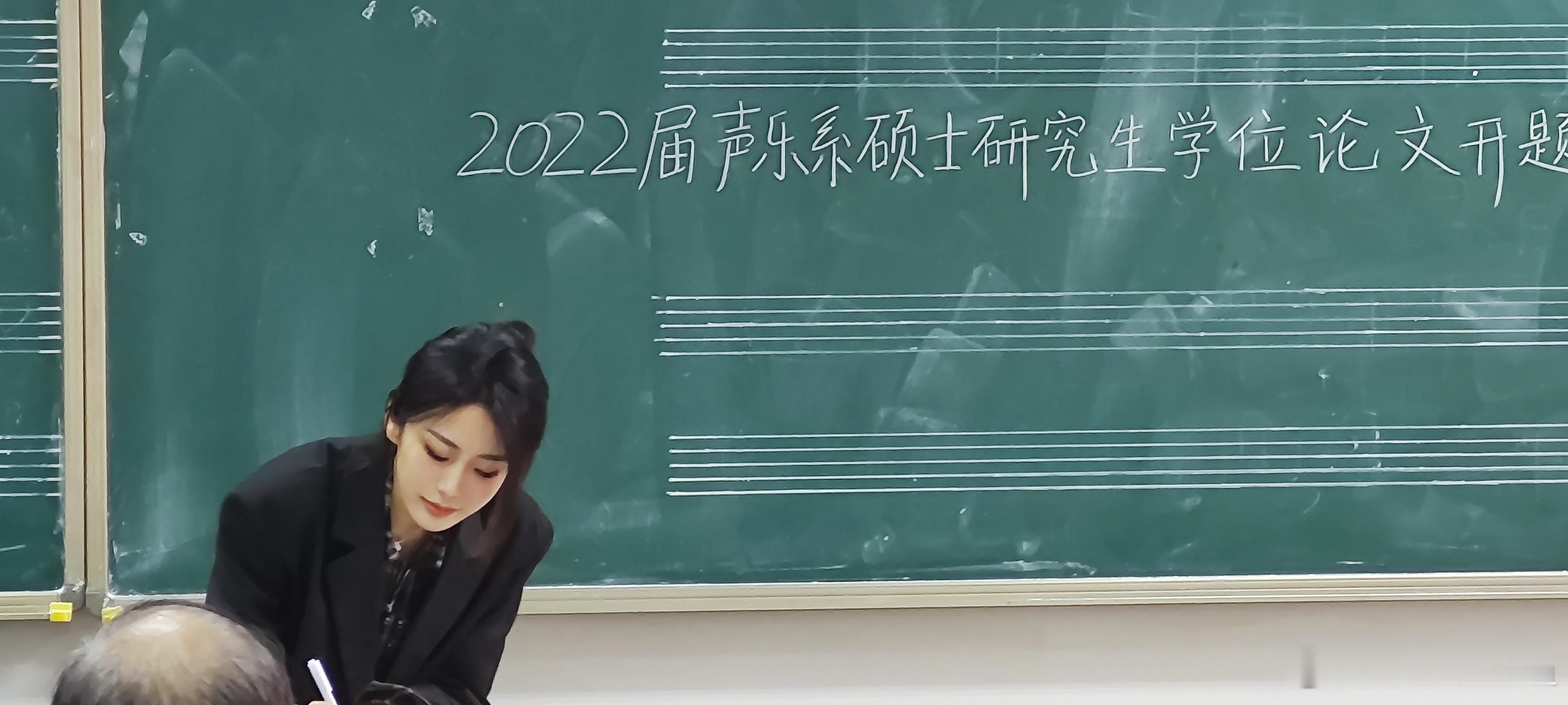 答辩圆满成功！恭喜自己  谢谢自己每日每夜的努力 呜呜呜呜 被夸了好开心🥳  