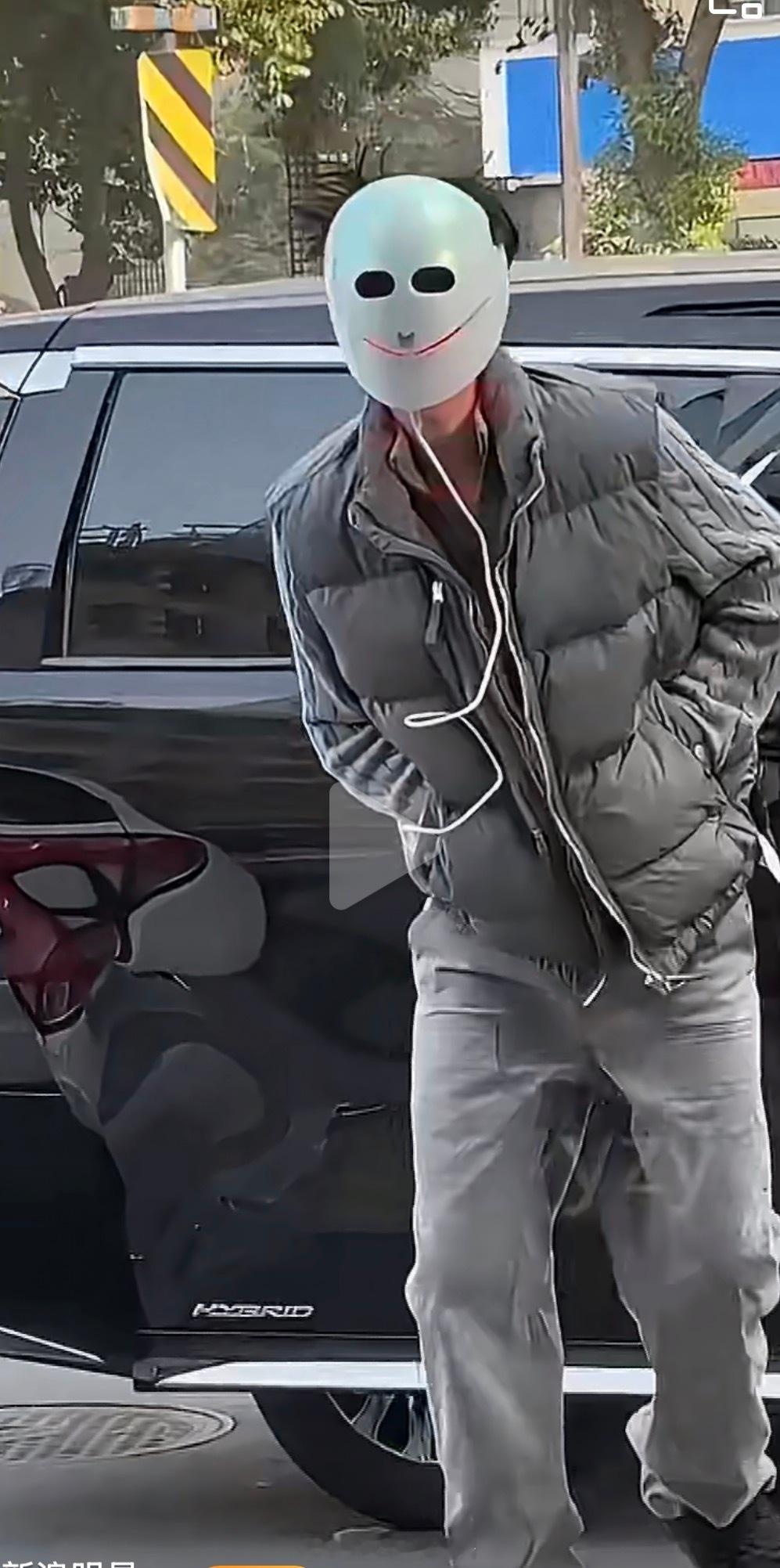 这是朱正廷吗揪咪 这是奥特曼是吗？还是自带数据线充电的“奥特曼”太可爱了 我以为