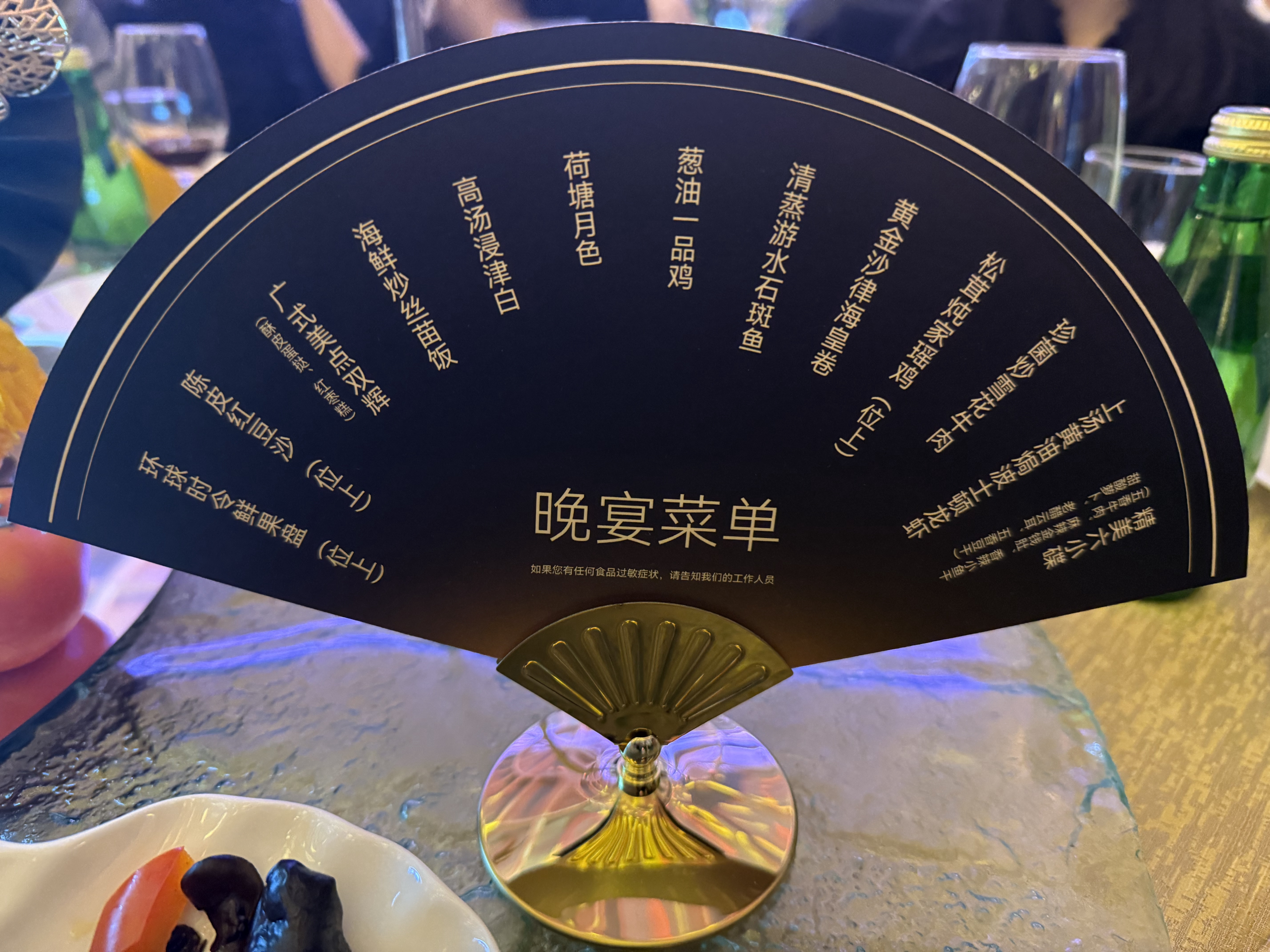 鸿蒙智行车友会晚宴菜单，为什么没有强的飞起这道菜？[哈哈] 