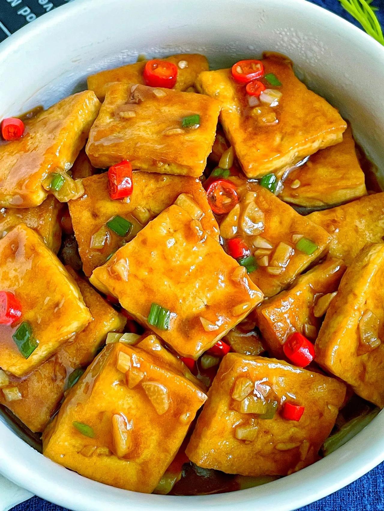 豆腐你像我这样做，一锅米饭都不够你吃！
做法：
1、调酱汁：碗中放2勺生抽、半勺