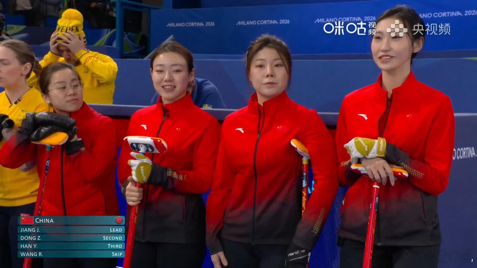 中国冰壶女队4比9不敌瑞典  上半场中国队紧咬比分，半程3-5落后；第六局被对手